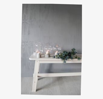 Bild av stilren inredning med ljusstakar och växt