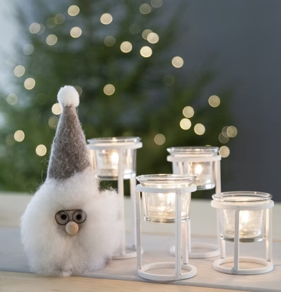 Bild av ljusstake och juldekoration i rogivande miljö