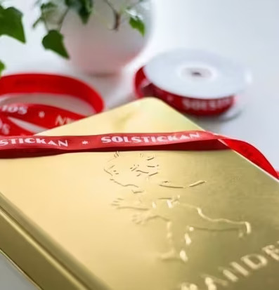 Bild av elegant brandfilt med gyllene och röda detaljer