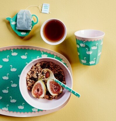 Bild av stilfull dukning med livfulla färger och design