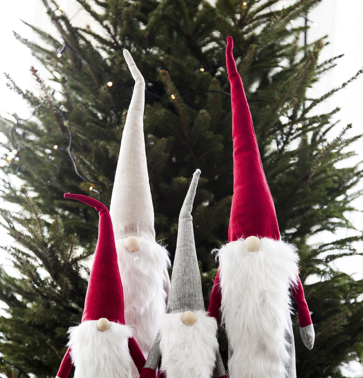 Verner Tomte Stor Grå/Röd från Storefactory framför julgran