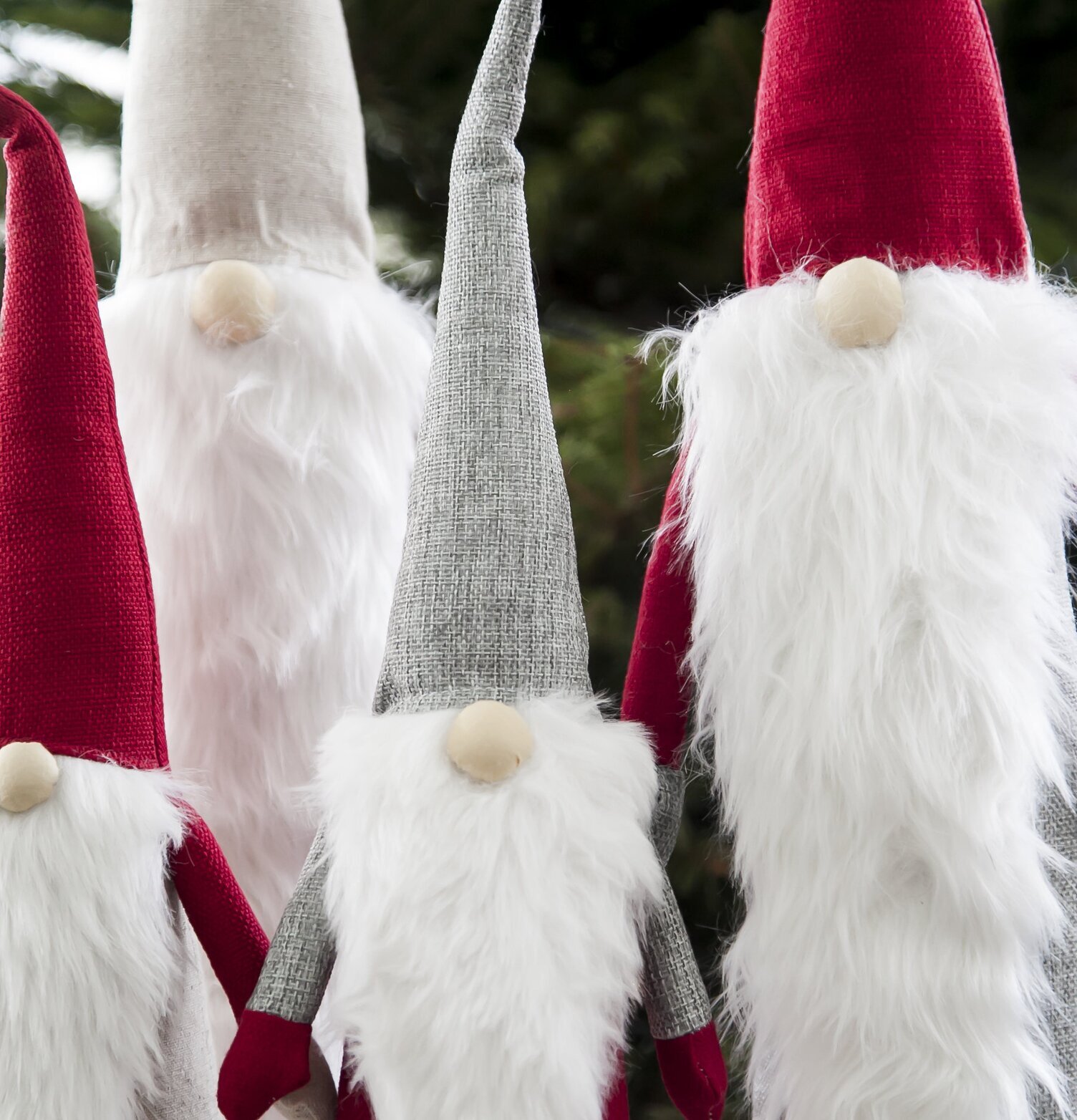 Verner Tomte Stor Grå/Röd från Storefactory med julgran