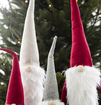 Bild av tomtefigurer med skandinavisk julstämning