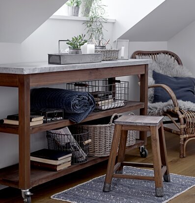 Foto av stilfullt organiserat hörn med naturliga toner