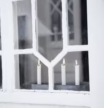 Bild av nostalgisk svensk jul genom gammalt fönster