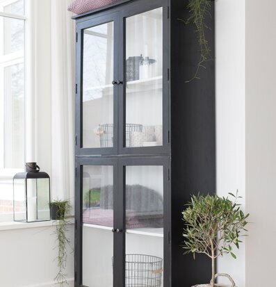 Bild av harmonisk och stilren inredning i ett rum