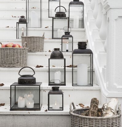 Bild av harmonisk trappa med lyktor och flätade korgar