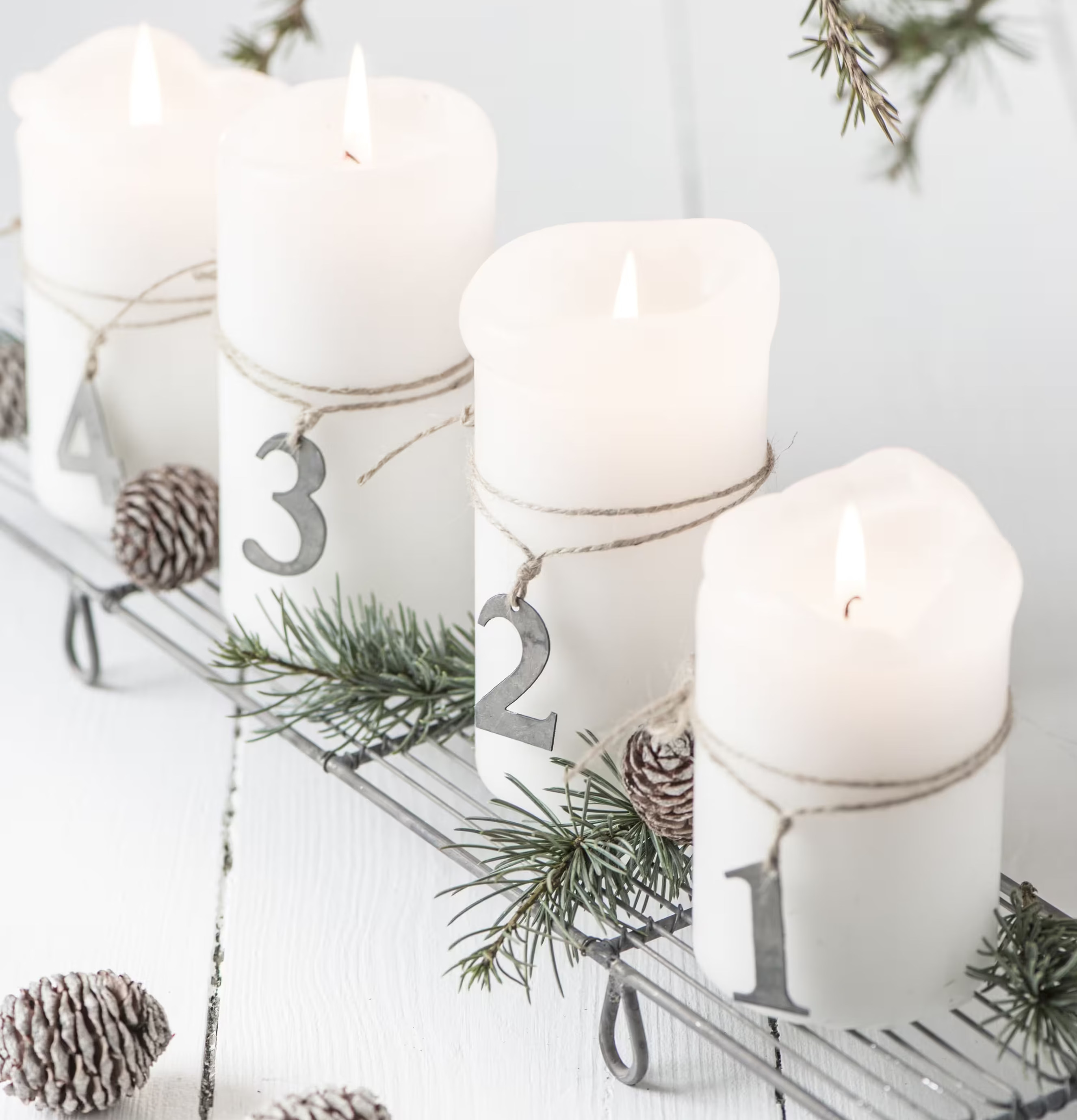 Trådbricka Advent från IB Laursen med ljus och dekorationer