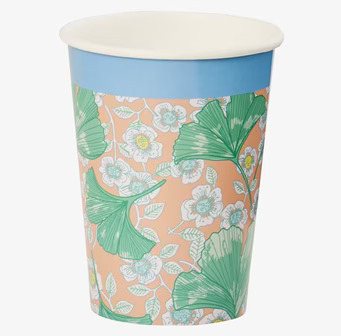 Bild av pappersmugg med naturinspirerat blommönster