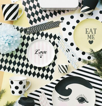 Bild av färgstarkt och lekfullt produktarrangemang