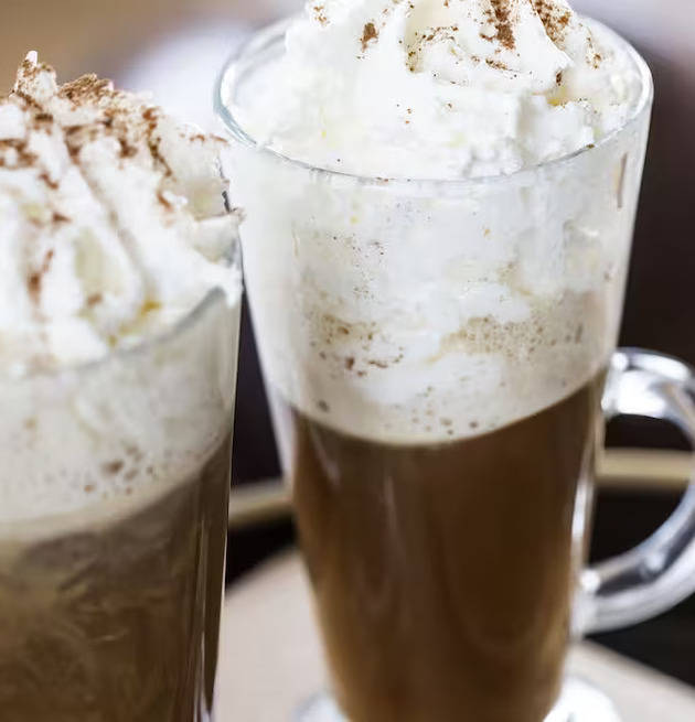 Bild av glas med irländsk kaffedryck och vispgrädde