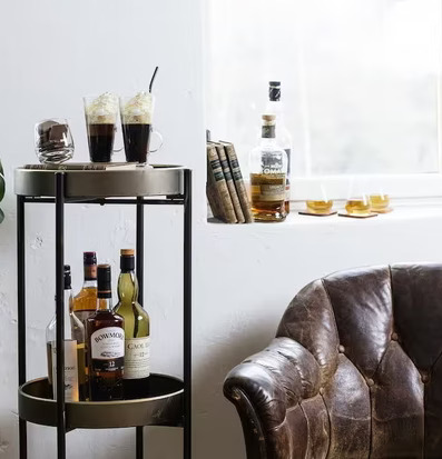 Bild av stilfullt rum med serveringsvagn och drycker