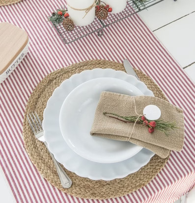 Bild av smakfull adventsdukning med naturlig känsla