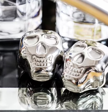 Bild av eleganta iskuber i metall och glasreflektioner