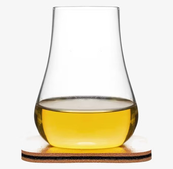 Foto av elegant whiskyglas med stilren tulpanform