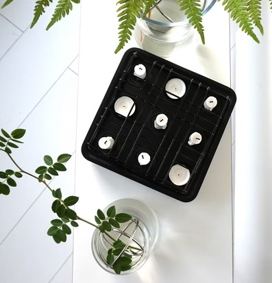 Bild av stilren inredning med ljusstake och växter