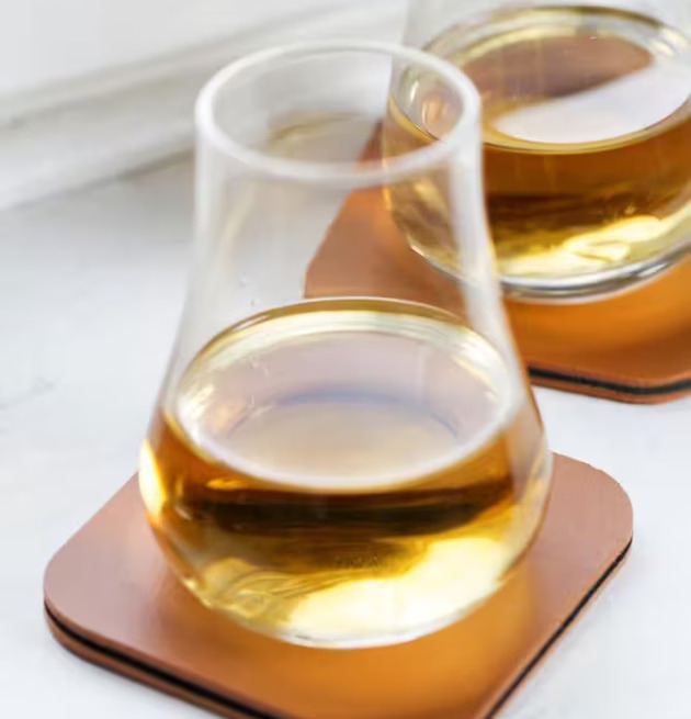 Club Whiskey Provar Glas från Sagaform med läderunderlägg