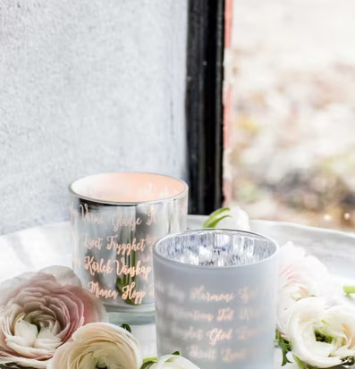 Bild av eleganta ljushållare med romantiska blommor