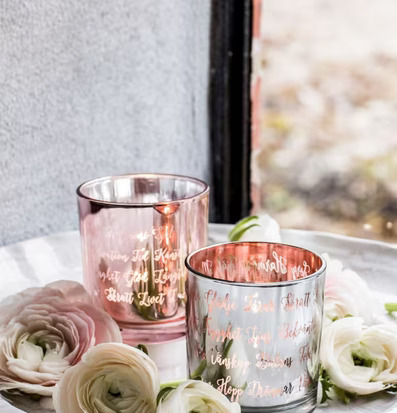 Bild av stilfulla ljushållare med rosé och silvertoner