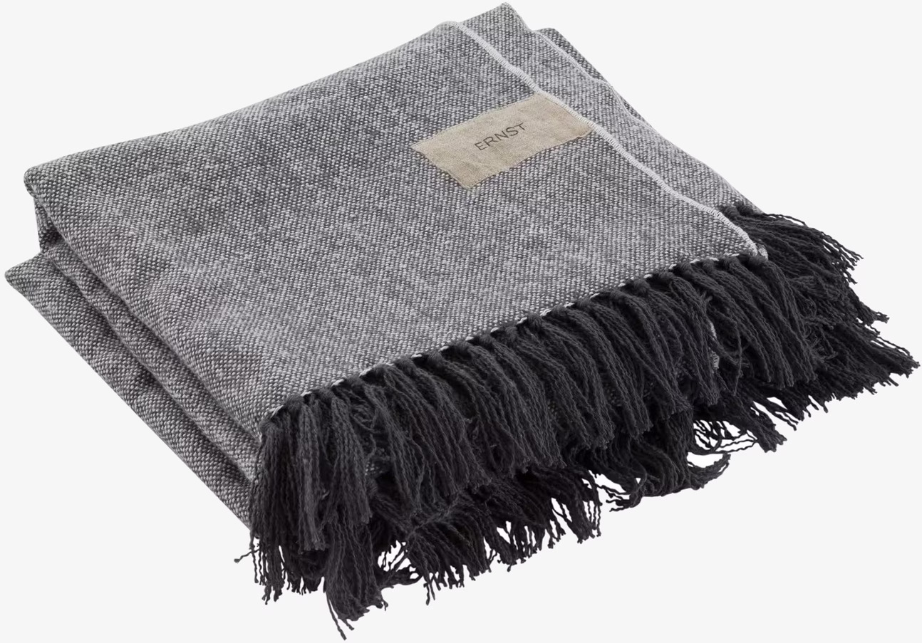 Pläd Bomull Mörkgrå från Ernst med knutna fransar och etikett