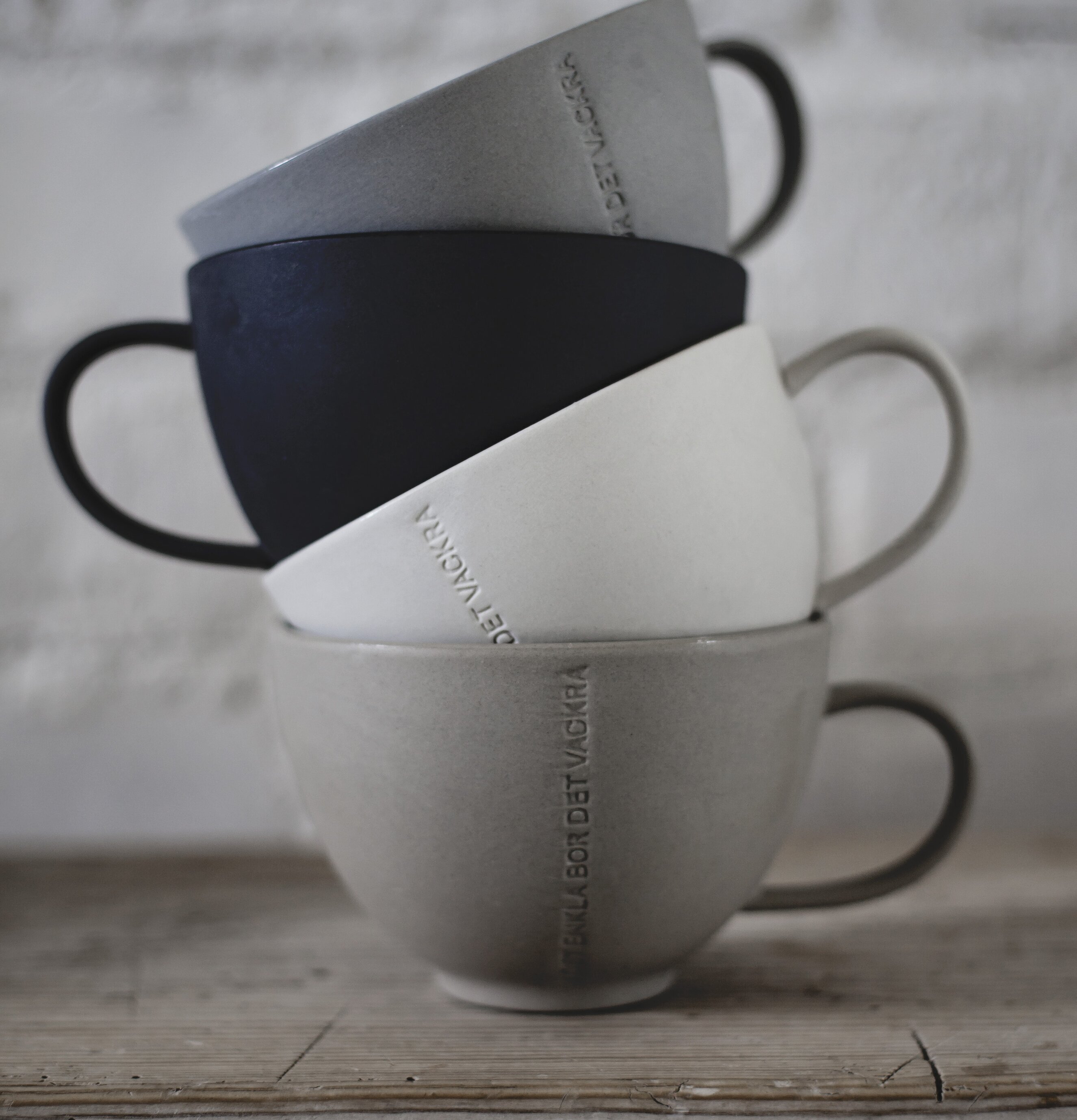 Tekopp Stengods Grå från Ernst på ett rått träbord