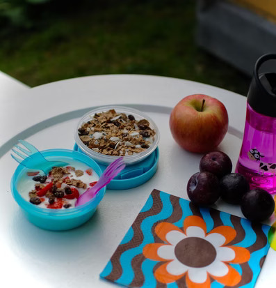 Bild av färgglad och praktisk lunchpåse med tillbehör