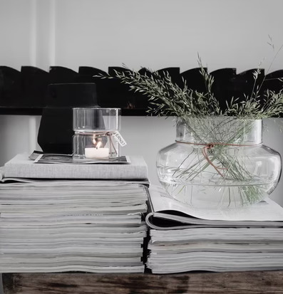 Bild av stilren inredning med glasvas och ljuslykta