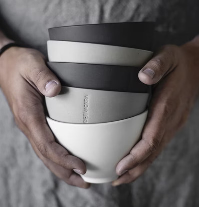 Bild av minimalistiska stengodsskålar i olika nyanser