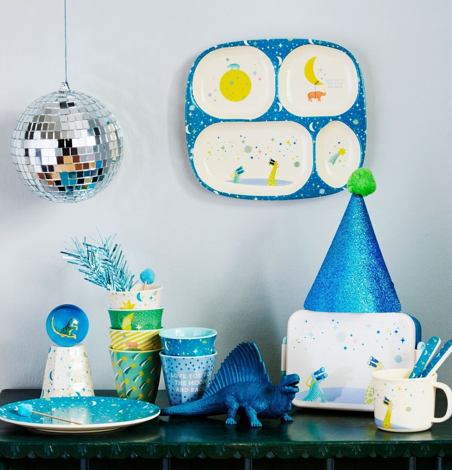 Discoboll Silver S från Rice hänger över festligt bord