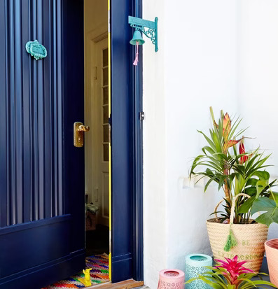 Bild av en inbjudande entré med färgglada detaljer