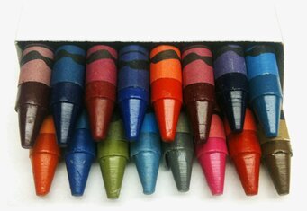 Bild av färgglada kritor i en enkel och praktisk låda