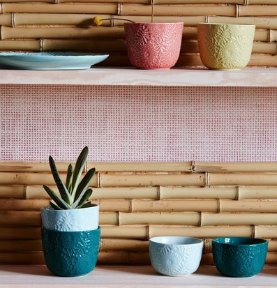 Bild av idyllisk scen med färgglada och detaljrika muggar