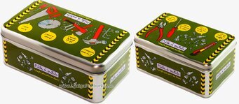 Bild av verktygsset i grön plåtburk med illustrationer