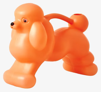 Bild av livlig vattenkanna formad som pudel, korallfärg