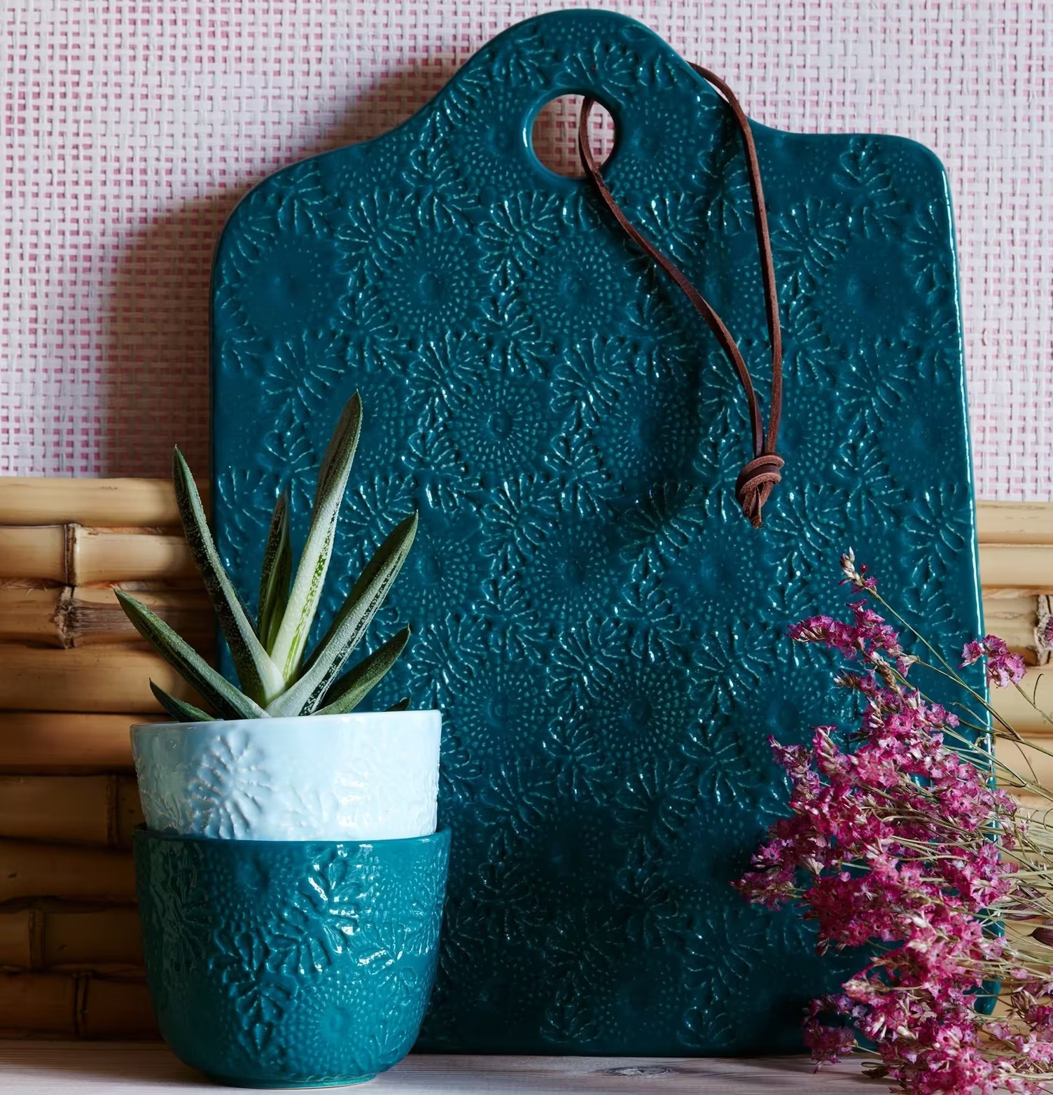 Ostbricka Embossed Coral från Rice med detaljerad design