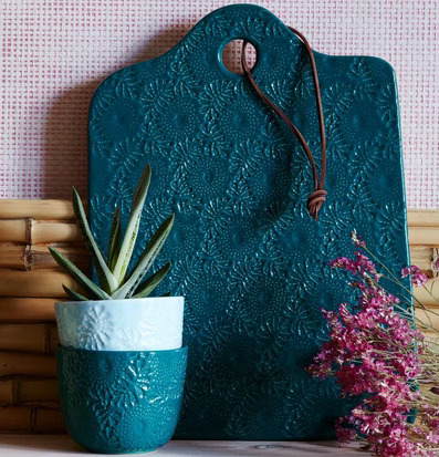 Bild av elegant ostbricka med blommotiv och skålar