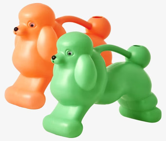 Bild av kreativa och färgglada vattenkannor i trädgården