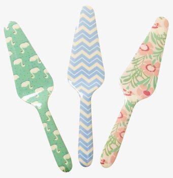 Bild av tre tårtspadar med unika mönster och färger