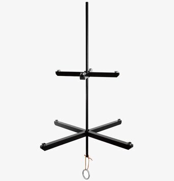 Bild av minimalistisk svart ljuskrona med stilren design