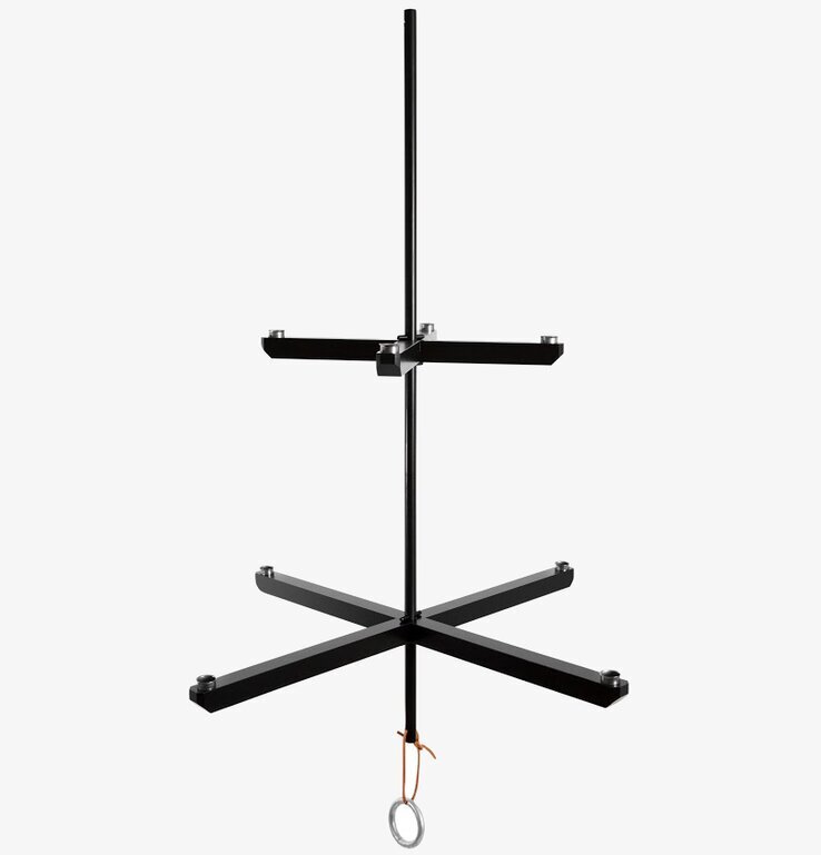 Bild av minimalistisk svart ljuskrona med stilren design