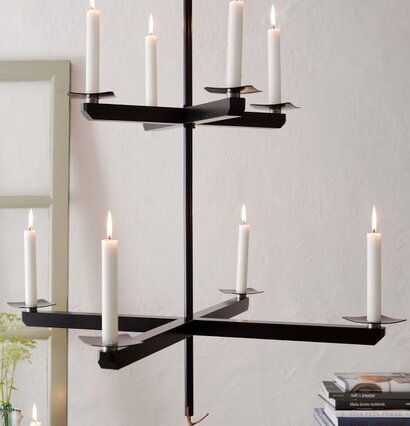 Ljuskrona Svart från Ernst med åtta ljus i två nivåer