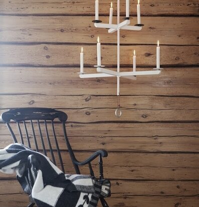 Bild av hemtrevlig skandinavisk inredning med ljuskrona