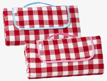 Bild av två picknickfiltar med klassiskt rutmönster