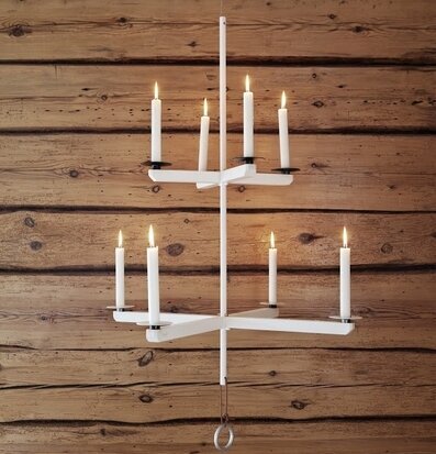 Foto av stilren ljuskrona i vit metall med åtta ljus