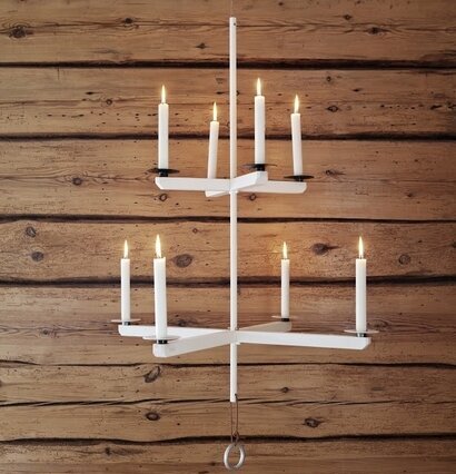 Ljuskrona Vit från Ernst hänger framför träpanelvägg