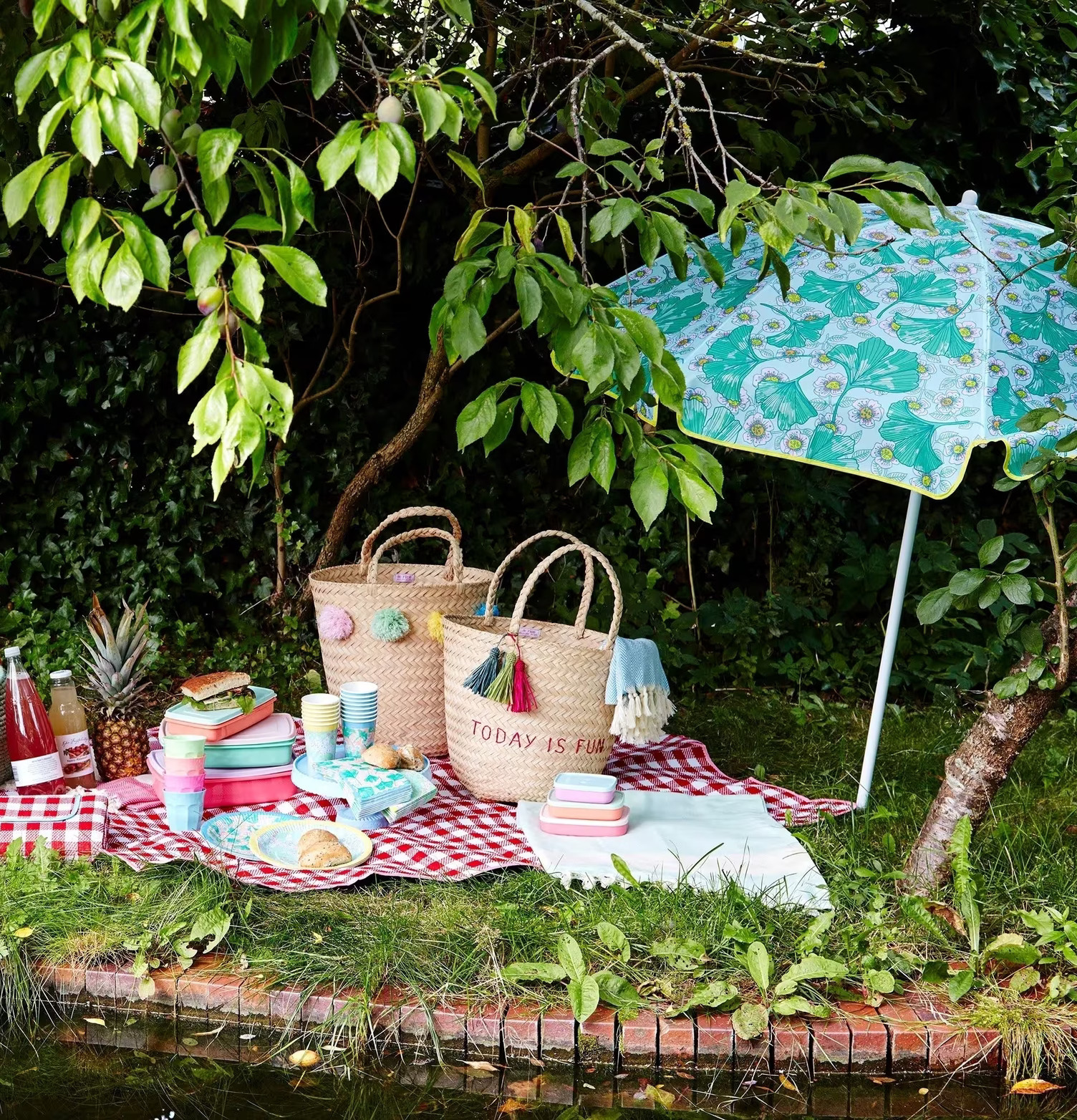 Picknickfilt Röd/Rosa från Rice på gräsmatta med picknick