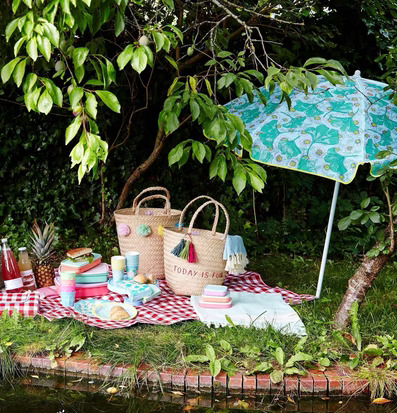 Bild av en idyllisk picknickscen med färgglada detaljer