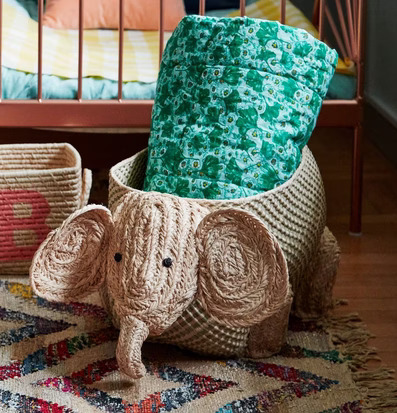 Bild av charmig elefantkorg och färgglad barninredning