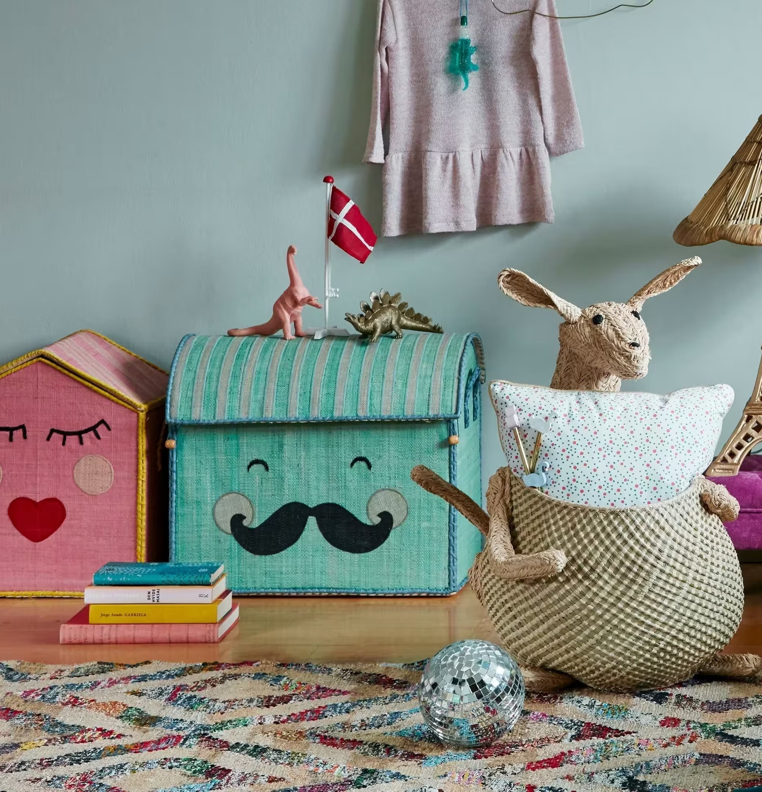 Förvaringskorg Sweet Face Large från Rice i ett barnrum