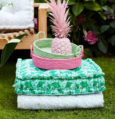 Bild av charmig utomhusmiljö med färgstarka detaljer